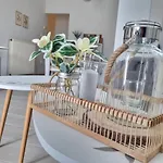 Our Home-fully Renovated And By The Sea Lejlighed